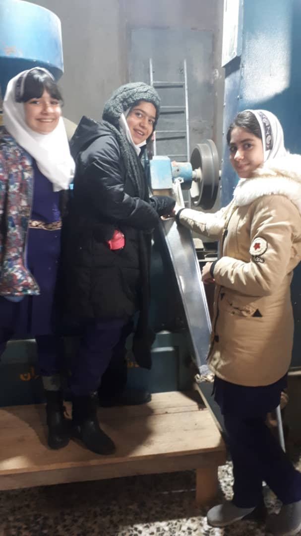 بازدید دختران ششم از کارخانه برنجکوبی
